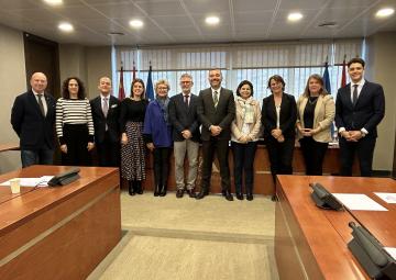 La vicepresidenta de ACEIMUR, Araceli Valdés Arroyo, con los miembros de la Comisión de Educación y Cultura previamente a su comparecencia